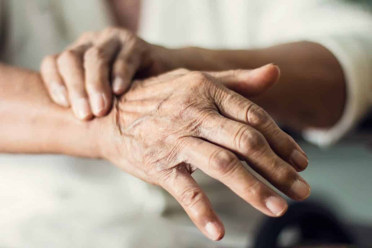 Parkinson im Alter: Symptome und Krankhetisverlauf